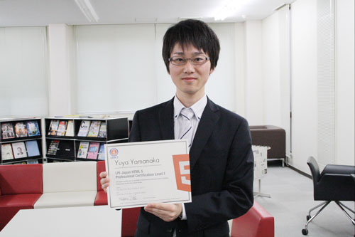 Yuya Yamanaka with his HTML5 certification certificate.