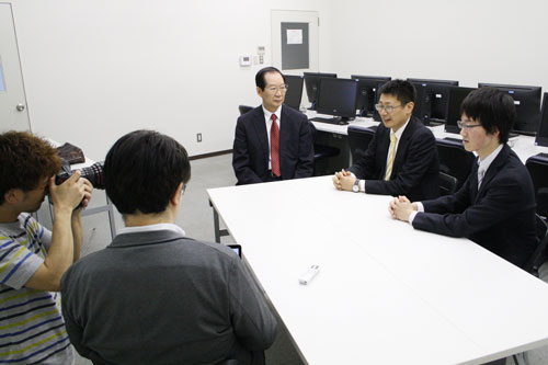 取材を受ける（左から）LPI-Japanの成井弦理事長，江見准教授，山中勇矢さん