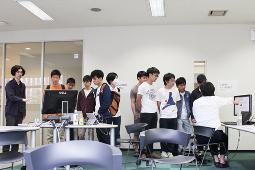 Technical exchange meeting.Many students gathered at booths divided by theme.