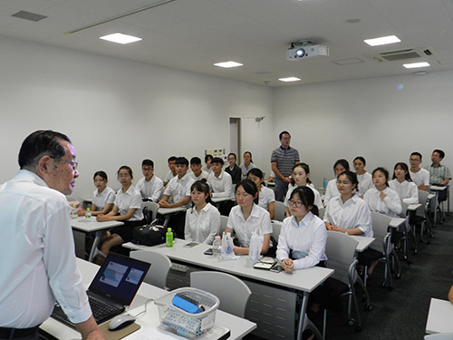 Vice President and Professor Terashita gave a welcoming speech at the entrance ceremony