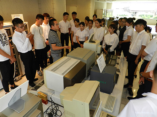 The group visited the KCG Museum to see valuable computers from the past.