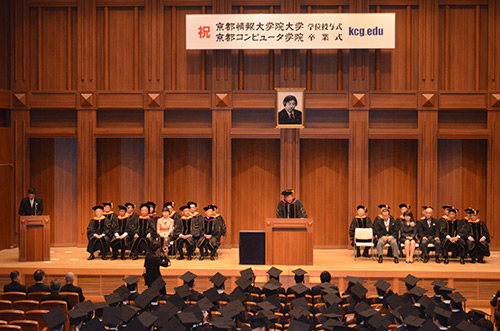 KCGI Degree Conferral Ceremony and KCG Graduation Ceremony for the Spring 2017 semester.After completing their studies, they left for the front line with many memories in their hearts (September 15, 2017, KCGI Kyoto Station Satellite Main Hall)