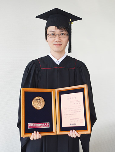 2017年度春学期のKCGI学位授与式で最優秀賞に選ばれた山中勇矢さん（2017年9月15日）