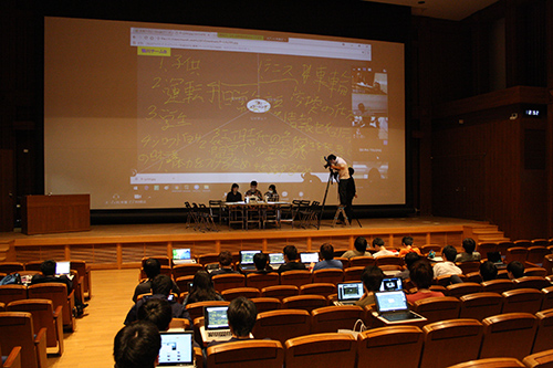 Remote class using the desk-top projection type electronic blackboard system held at the main hall of KCGI Kyoto Station Satellite