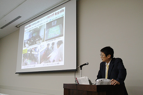 机上投射型電子型黒板システムについて説明する江見准教授