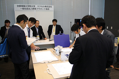 Many visitors came to see the exhibition booth.