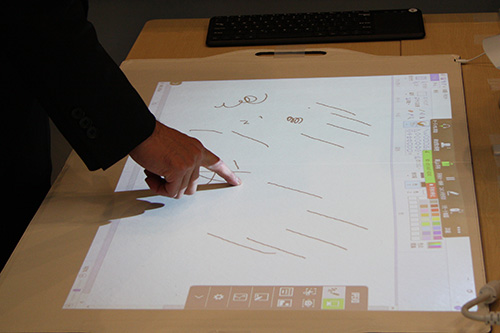 見学者が投射映像に実際に書き込んでいる様子授