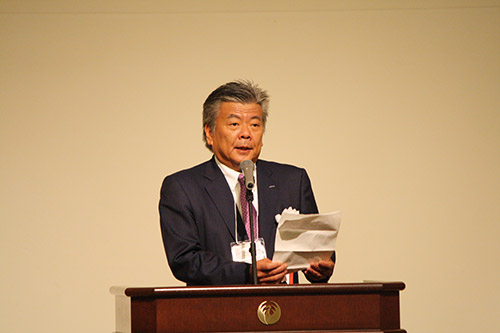 Wataru Hasegawa, Chairman of the Board of Trustees, addresses the audience on behalf of the organizers.