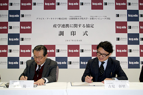 Vice President Terashita of KCGI and Representative Director Furumi of GA sign the agreement.