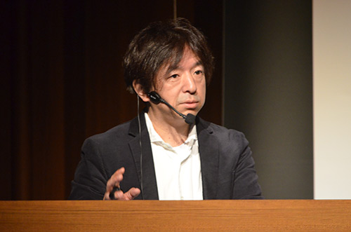 「初音ミクがなぜ世界で支持されるか」と題した特別講義で,これまでの歩みを語る伊藤博之KCGI教授(2017年12月8日,京都情報大学院大学 京都駅前サテライト大ホール)