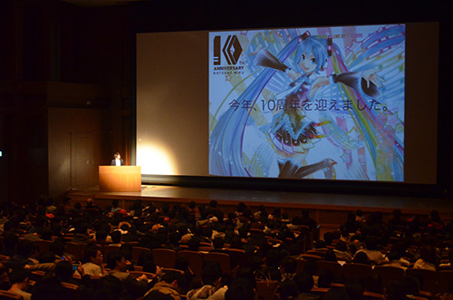 「初音ミクがなぜ世界で支持されるか」と題した特別講義で，これまでの歩みを語る伊藤博之KCGI教授（2017年12月8日，京都情報大学院大学 京都駅前サテライト大ホール）