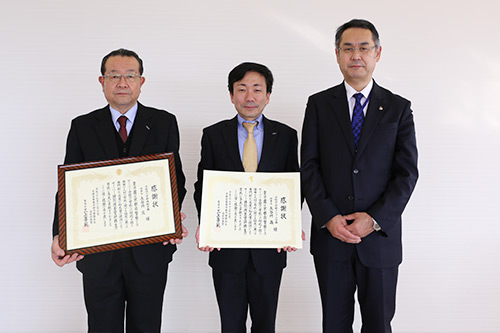 KCG Chancellor Akira Hasegawa and KCGI Vice President Yoichi Terashita receive a letter of appreciation from Yoshinori Mikami, Kyoto Prefectural Police Kyoto City Police Chief (right), on December 11, 2017 at KCG Kyoto Ekimae Campus and KCGI Kyoto Ekimae Satellite.