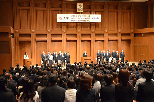 盛大に挙行された2018年度KCGグループの入学式。大勢の新入生や保護者の方々が出席しました（2018年4月7日，KCGI京都駅前サテライト大ホール）