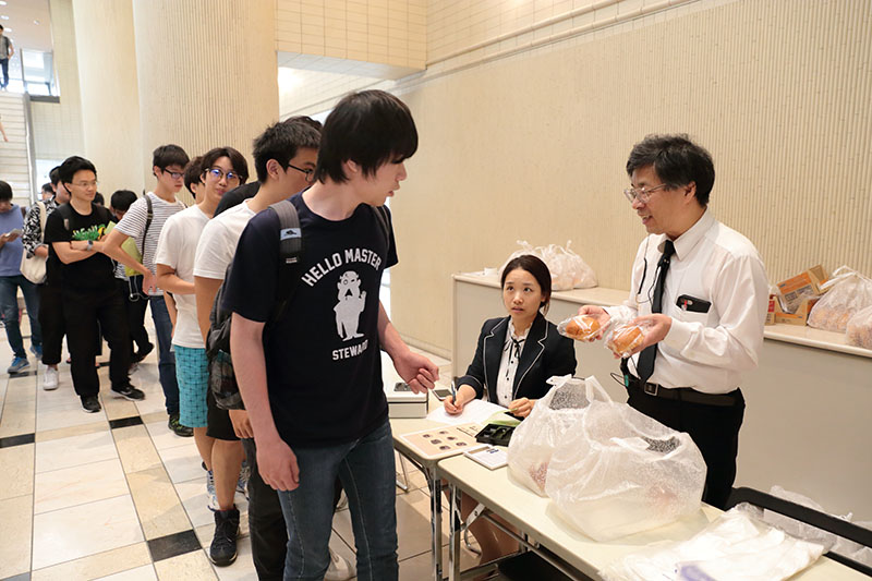 Bake sales at KCG Kyoto Ekimae School and KCGI Kyoto Ekimae Satellite livened up the event.