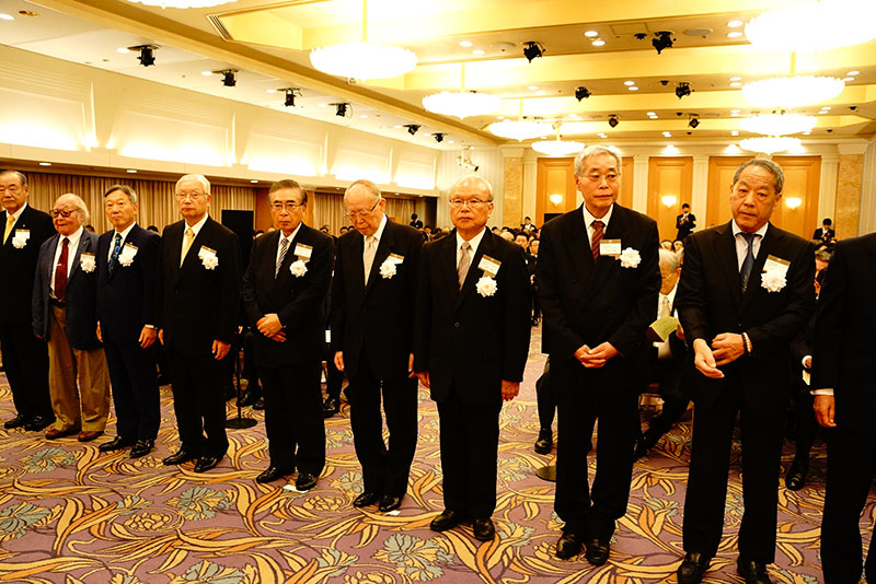 発明協会の発明奨励功労賞に選ばれ,表彰式に臨む岡本敏雄KCGI教授(右から2人目。2018年6月,ホテルオークラ東京)