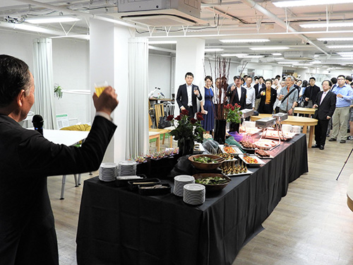 KCG 55th Anniversary and KCGI 15th Anniversary Reunion Party held at KCGI Tokyo Satellite.The event opened with a toast by Professor Harufumi Ueda (September 24, 2018)