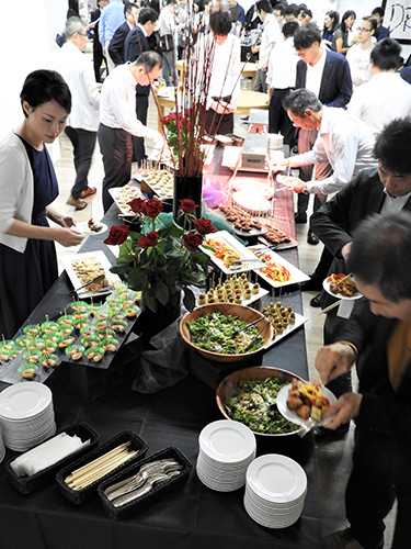 All participants are active in central IT-related departments.While enjoying food and drink, we also had a chance to talk about business-related topics.