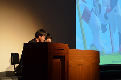 Shunichi Yamamoto calls on students to create their own animations and enter contests in his lecture.