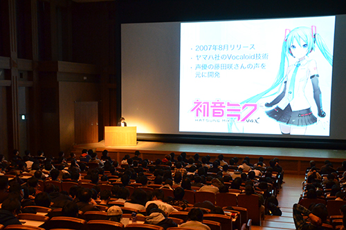 「初音ミクから学ぶデジタルコンテンツの可能性」と題し,クリプトン・フューチャー・メディア代表取締役の伊藤博之KCGI教授が特別講義しました。(2018年11月16日,KCGI京都駅前サテライト・KCG京都駅前校6階大ホール)