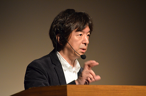 Professor Ito KCGI talking to students