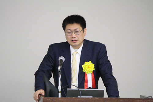 韓国のeラーニングについて発表する江見准教授