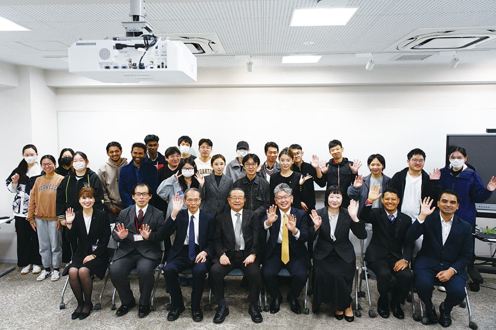 SAP認定試験合格者が累計で300人を突破し,セレモニーで記念撮影(2025年11月13日,KCGI京都本校百万遍キャンパス)