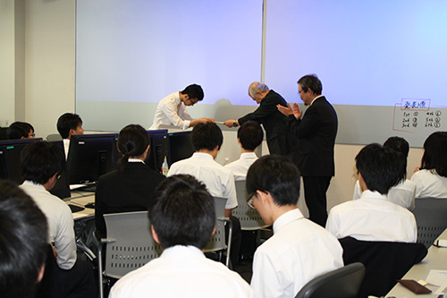 KCGグループでの研修を終え修了証書を受けとる京情協新入社員の研修生 (2019年6月18日,KCG京都駅前校・KCGI京都駅前サテライト)