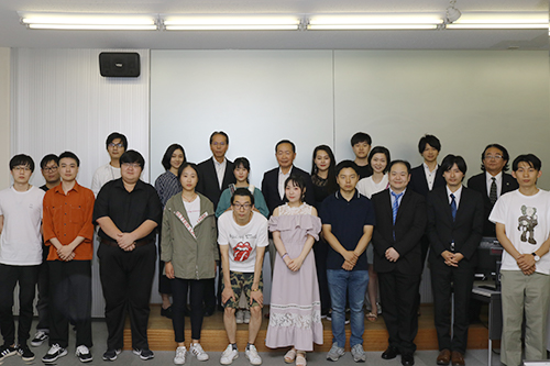 A commemorative photo of students in the ERP program and faculty members in charge of the program.