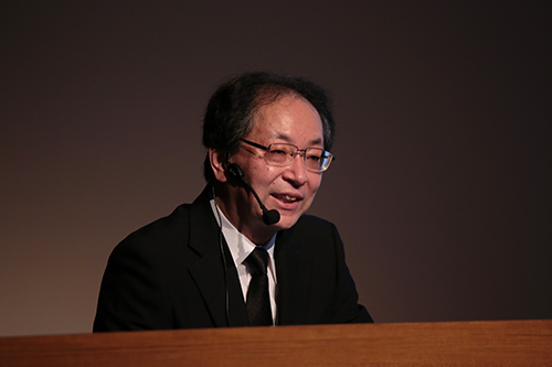 Dr. Tsutomu Maeda speaks at a commemorative lecture on the 