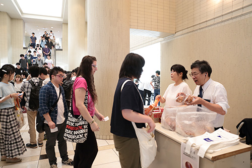 KCG Kyoto Ekimae School and KCGI Kyoto Ekimae Satellite had a bake sale, and Shigeo Hasegawa's favorite bread, Anpan, was also on display.