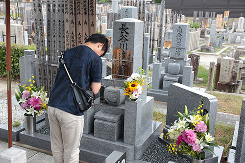 Students and faculty quietly laid hands on the graves at Hyakumanben Chionji Temple.