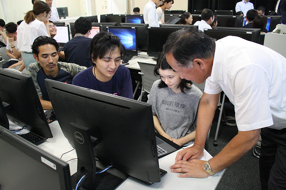 KCGI Professor Harufumi Ueda (far right) also guiding group work