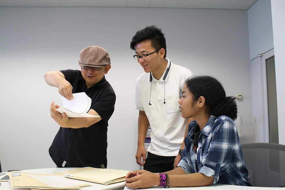 Instructor Kenji Fujita (far left) explains about the original painting.