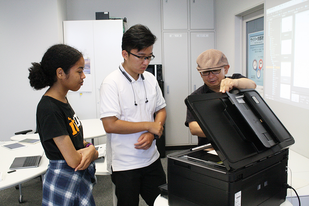 Kenji Fujita explains the scanning process of original drawings.