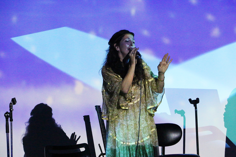 Nitza Melas sings passionately in a three-dimensional visual space created by CG projection.