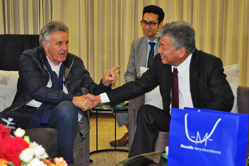 Vice Mayor Roatta and President Hasegawa shake hands in anticipation of future partnerships.