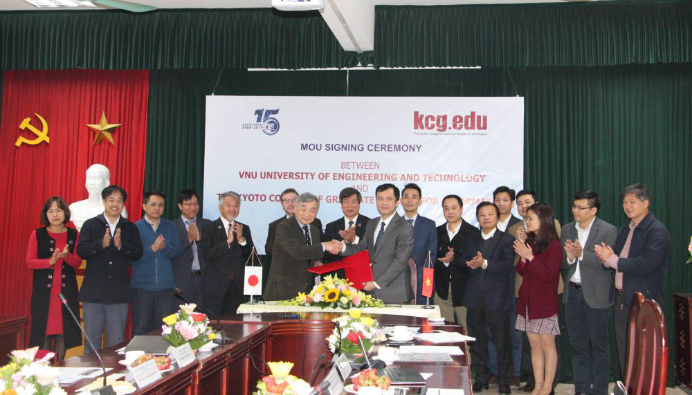 Vice President Domochi (left) and President Nguyen shake hands at the signing ceremony of the agreement, December 11, 2019, at the National University of Technology, Hanoi.