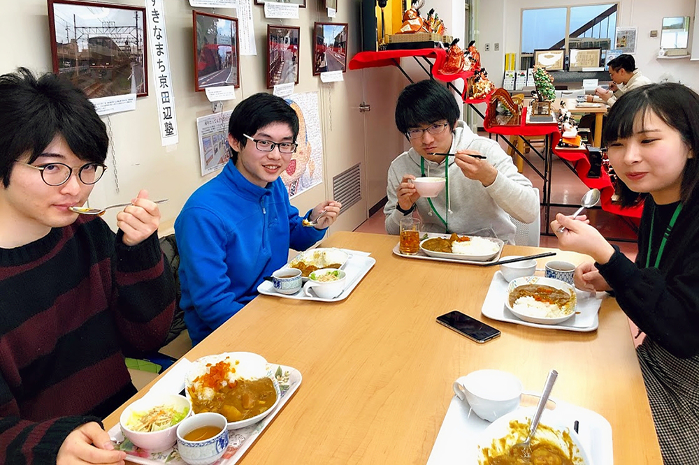 Volunteer students having lunch together.On the menu is the San San Yamashiro Ebi Imo Curry.