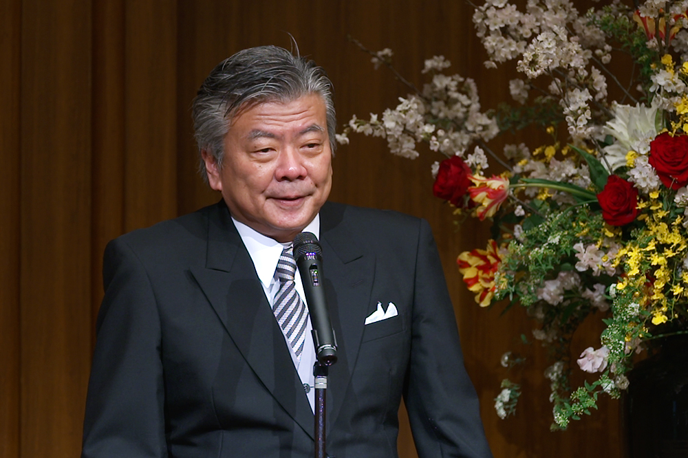 Wataru Hasegawa, Chairman of the Board of Directors of KCG Group, delivers a ceremonial address at the entrance ceremony via video transmission.