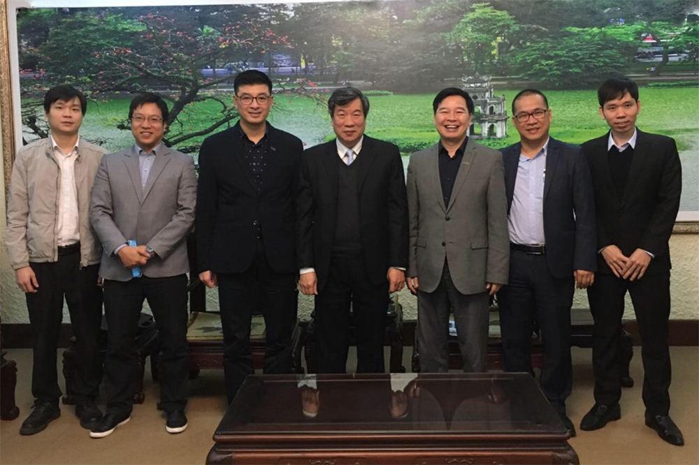 KCGI Vice President Nguyen Ngoc Binh (center) poses for a photo with VNU-USSH President Pham Quang Mynh (third from right) and others during a visit to VNU-USSH.