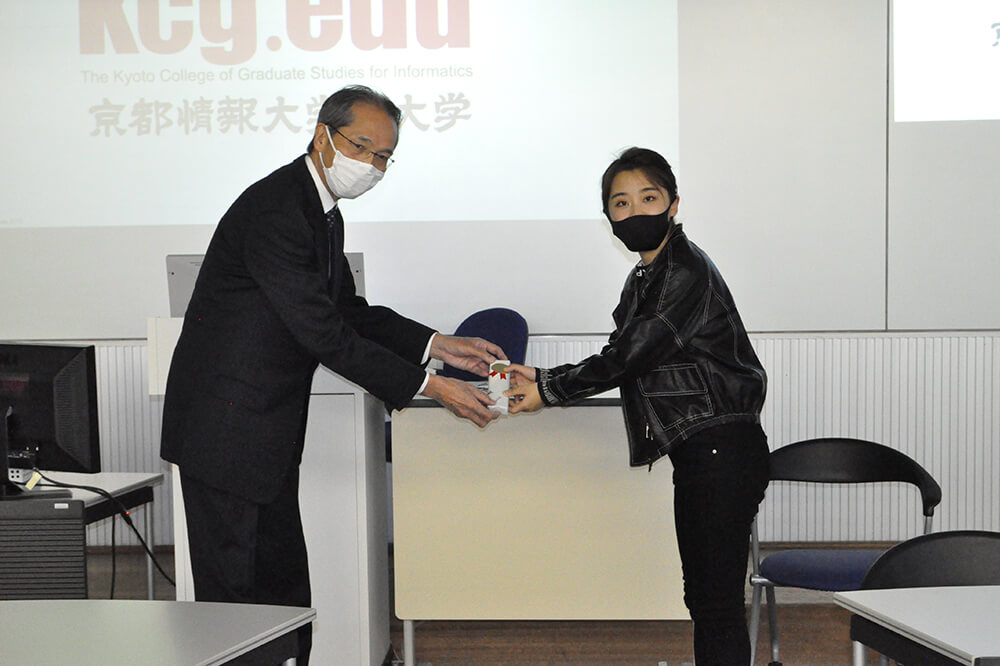Prof. Masaki Fujiwara presented the successful candidates with commemorative gifts.