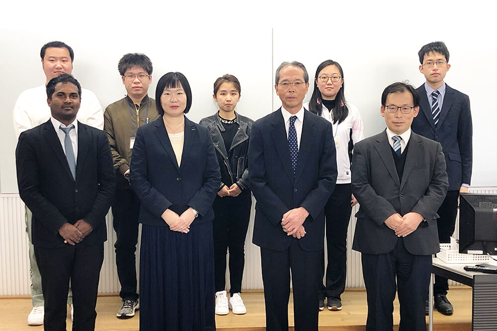 A commemorative photo of students in the ERP program and faculty members in charge of the program.