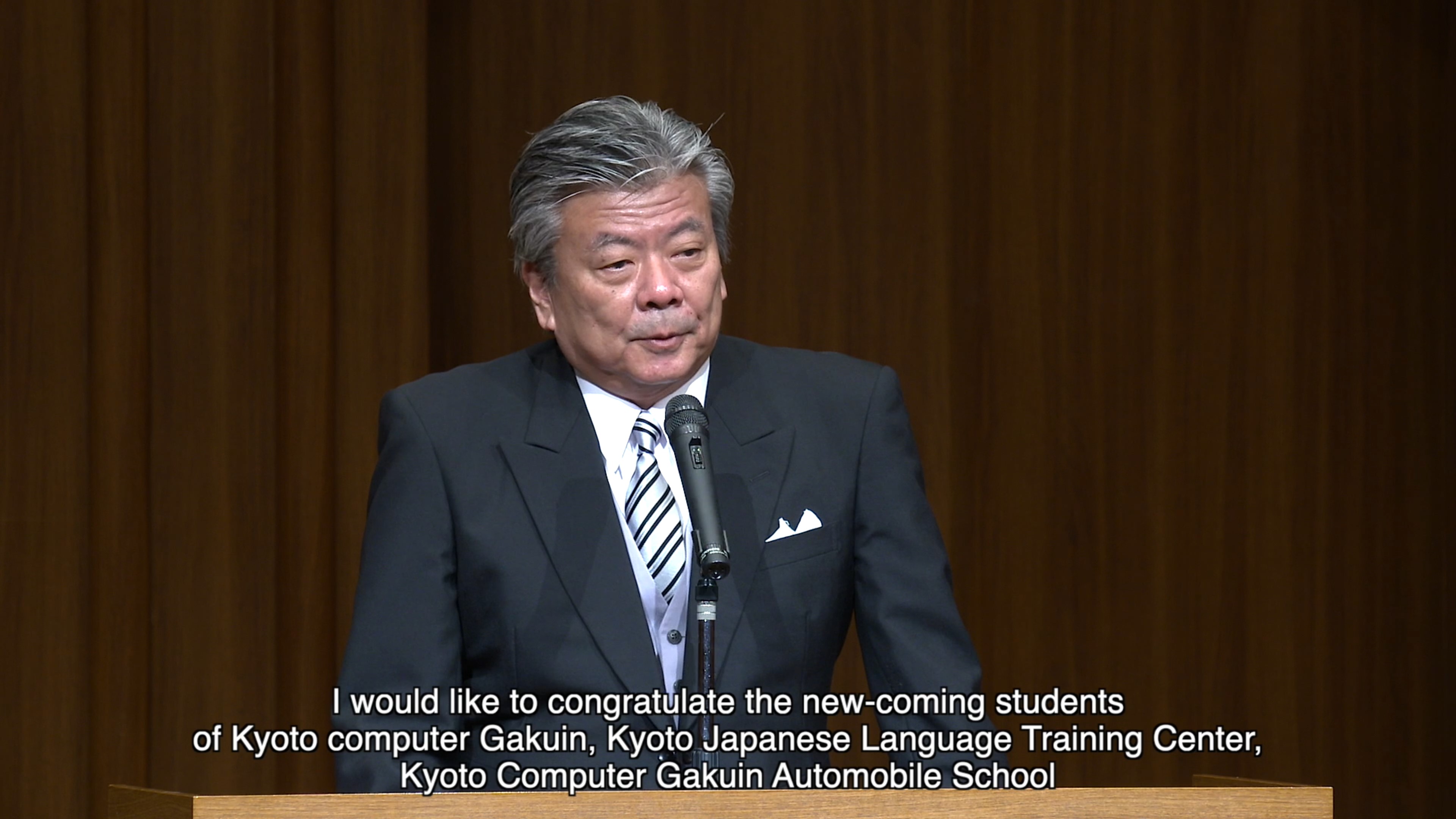 動画配信を通じて式辞を述べる長谷川亘KCGグループ統括理事長