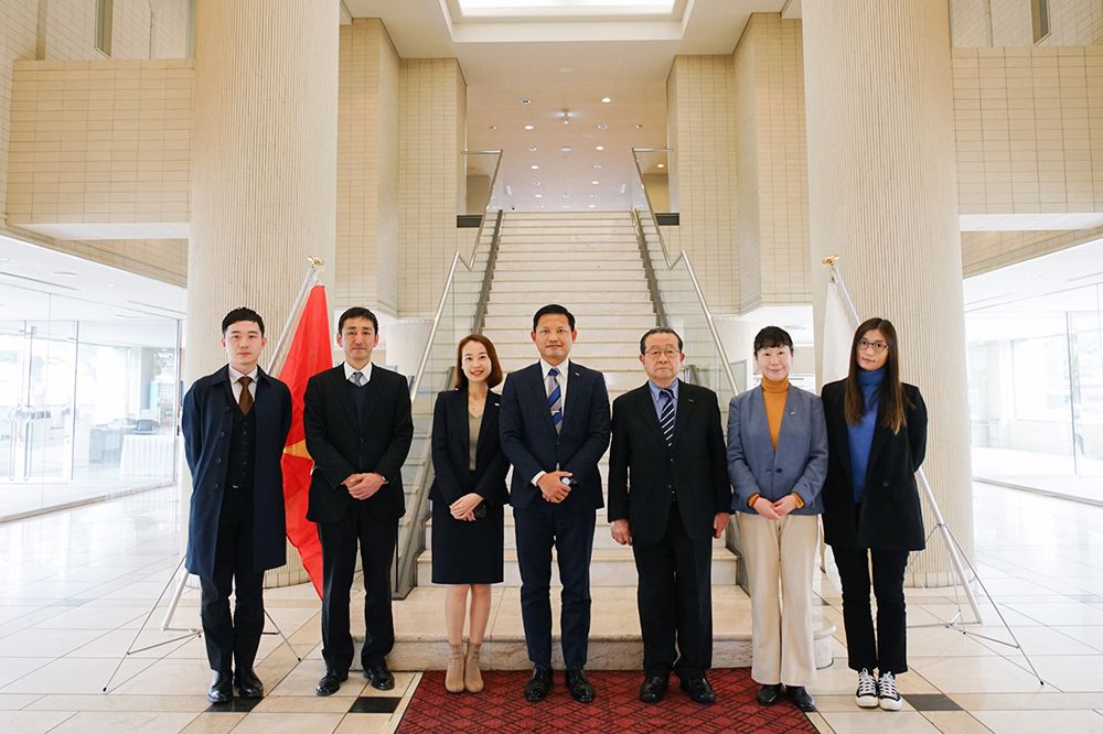 Representatives of VTI and KCG at the signing ceremony (KCG Kyoto Ekimae School, January 12, 2022)