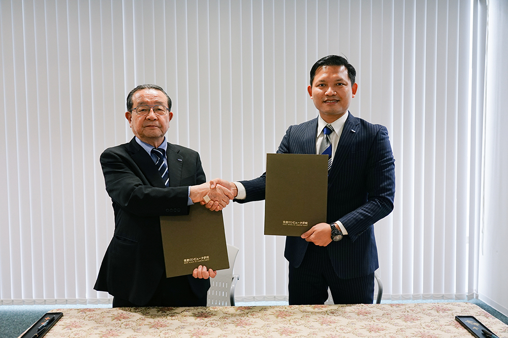Mr. Nguyen Hai Dung, Chief Operating Officer of VTI Japan, and Mr. Yoichi Terashita, Principal of KCG Kyoto Ekimae School, after the signing (January 12, 2022, KCG Kyoto Ekimae School)