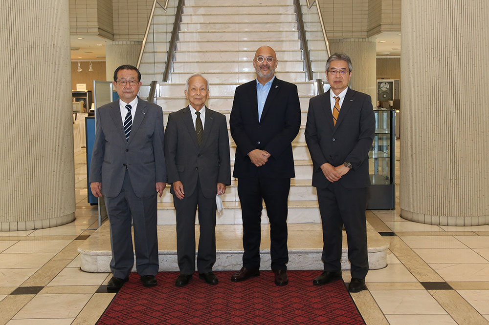 Mr. Ghaleeb Jeppie (second from right), Minister for Science and Innovation Education at the Embassy of the Republic of South Africa in Japan, poses for a commemorative photo after visiting KCGI to learn about its cutting-edge education.
