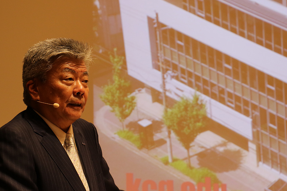 Wataru Hasegawa, President of KCG Group, pledges to further nurture IT professionals in his speech at the ceremony of the concert commemorating the completion of the new school building.