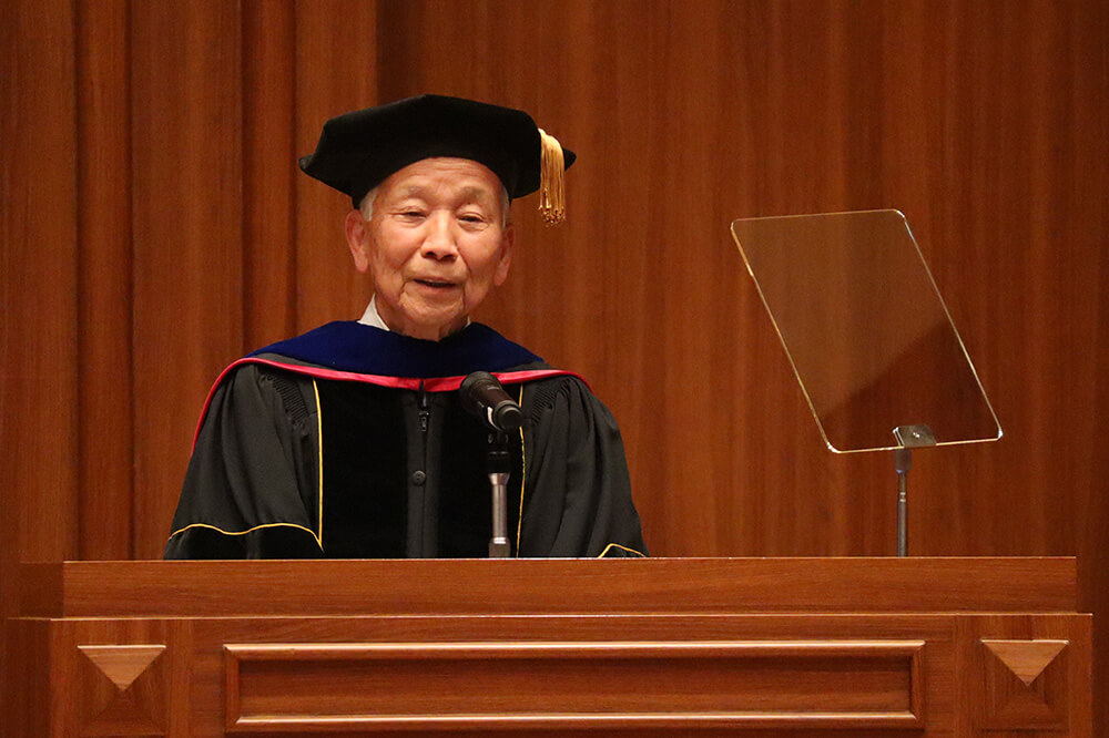 式辞で,修了生たちに激励の言葉を贈る茨木俊秀KCGI学長=同