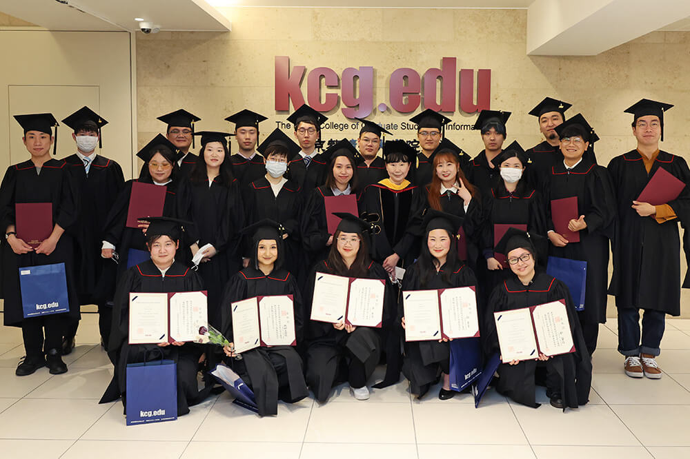 修了生たちは希望に満ちあふれた表情で,社会へと巣立ちました=KCGI京都本校百万遍キャンパス新校舎