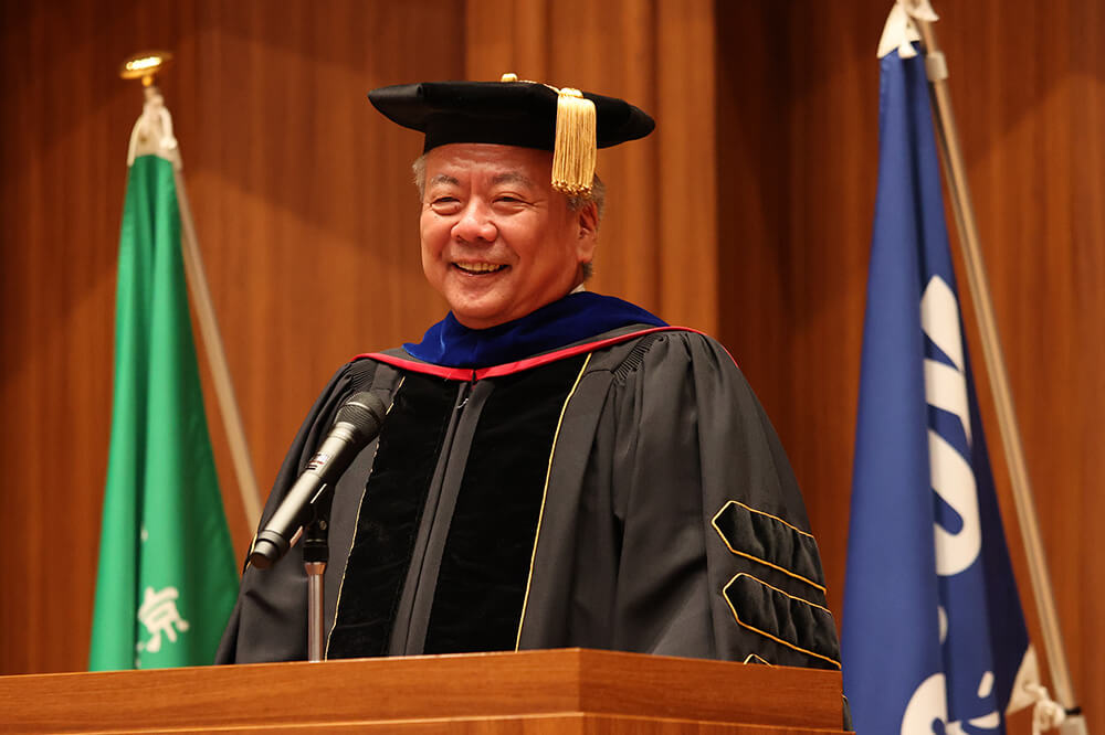 KCG Group President Wataru Hasegawa delivers his address at the 2023 KCG Group entrance ceremony, which resumed face-to-face meetings after a four-year absence.